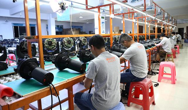 Предприятие с движущимся головным светом